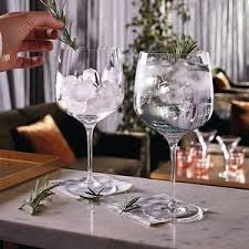 gin tonic bar met een tafel met gin tonics
